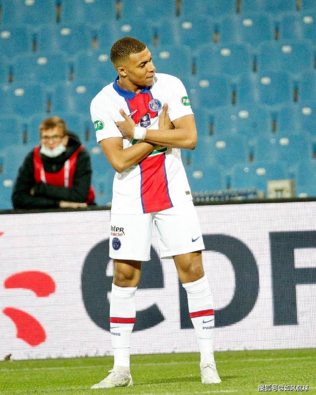 包含法兰克福迎法国杯关键赛，集结日更衣室发声，压力陡增，临场指挥获称赞的词条