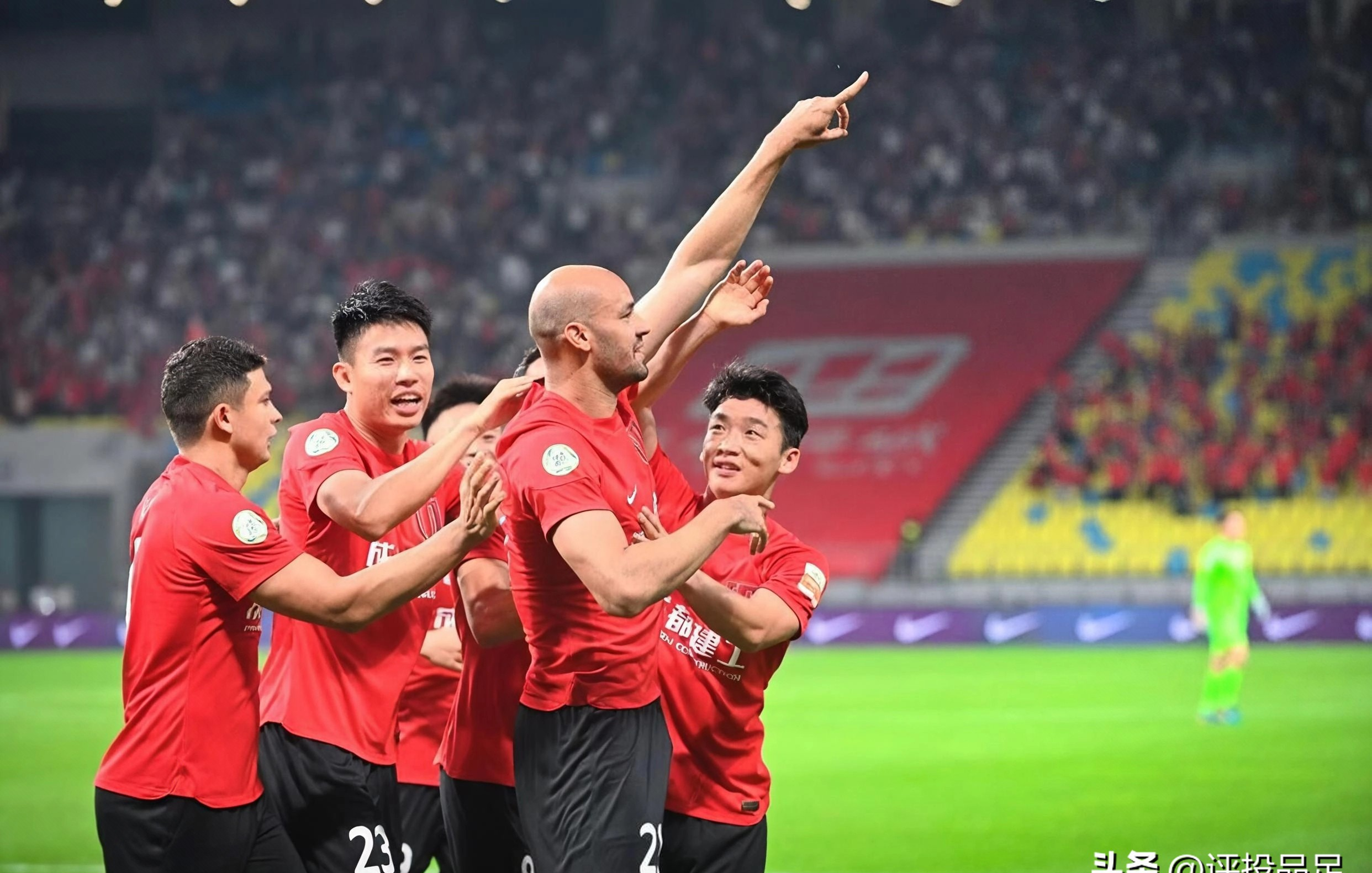 关于成都蓉城训练开放日，清晨扳平良机引欢呼，法甲在即，身体对抗强度拉满的信息